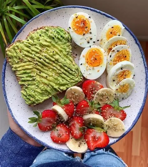 Adiós al hambre constante: los 8 alimentos clave que avala la ciencia para comer menos y saciarte de verdad