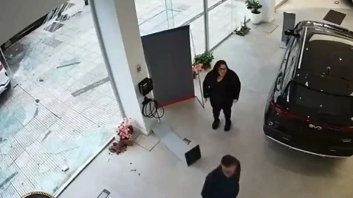 Fue a probar un auto eléctrico, aceleró y terminó atravesando la vidriera de una concesionaria