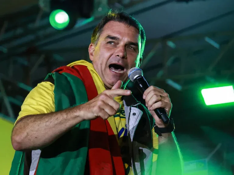 Brasil define su futuro: Lula y Flávio Bolsonaro cerraron sus campañas con actos multitudinarios