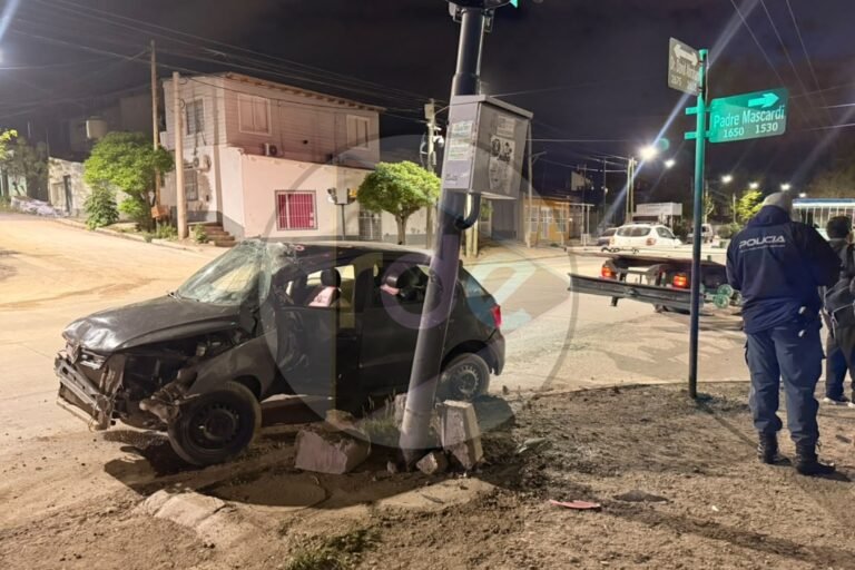 Brutal choque que pudo terminar en tragedia: el vehículo quedó destrozado y no hubo lesionados