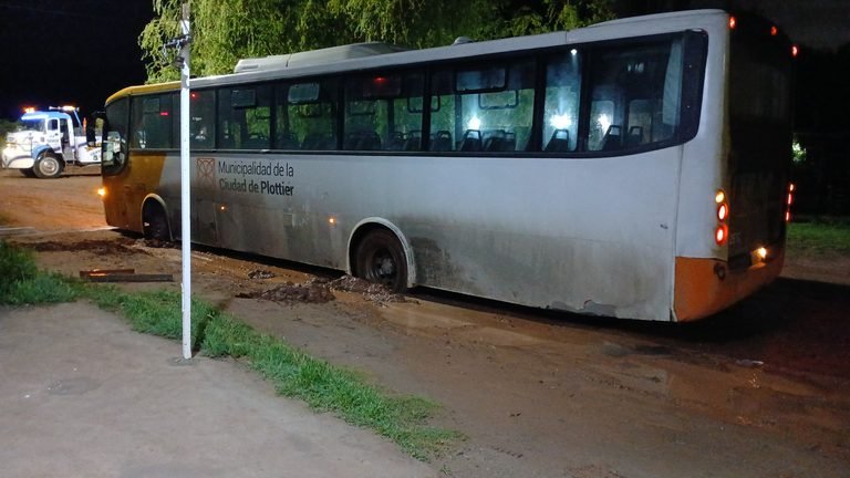 Un colectivo quedó encajado en Plottier y denuncian dificultades para asistirlo