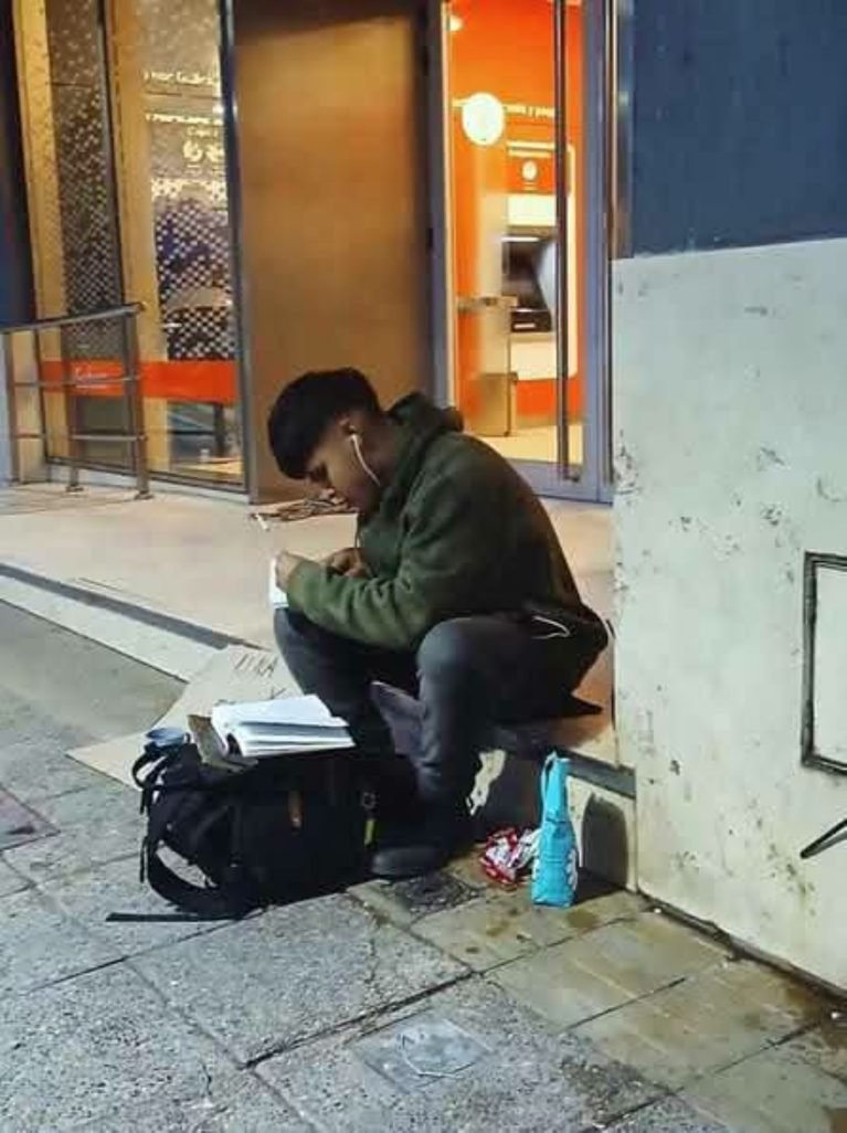 Vive en la calle, estudia leyes y sueña con ser abogado en Neuquén
