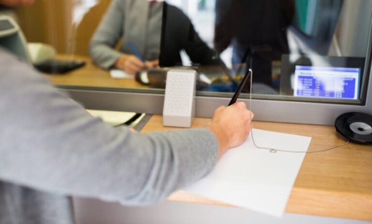Atención al público en una sucursal bancaria