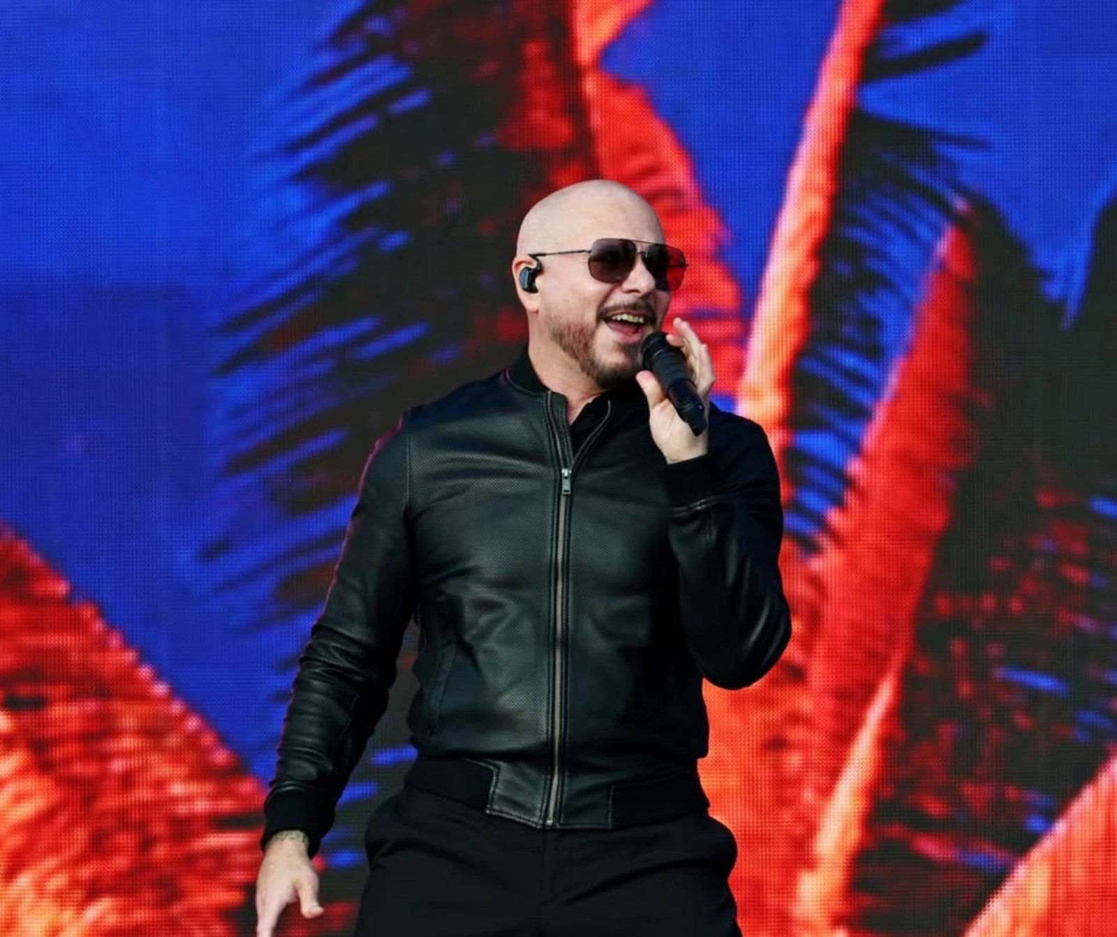 Pitbull durante una presentación en vivo; fotografía de archivo