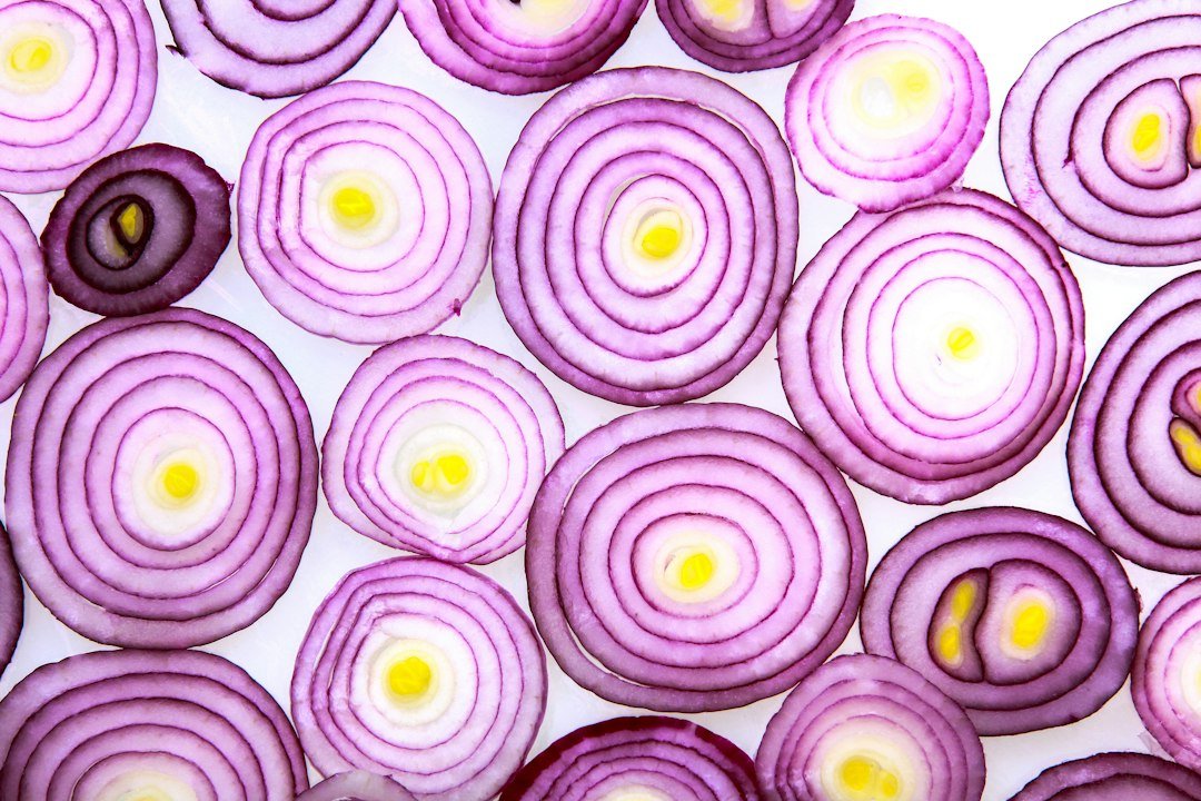 Cebolla cortada para cocinar; fotografía de Wilhelm Gunkel, Unsplash