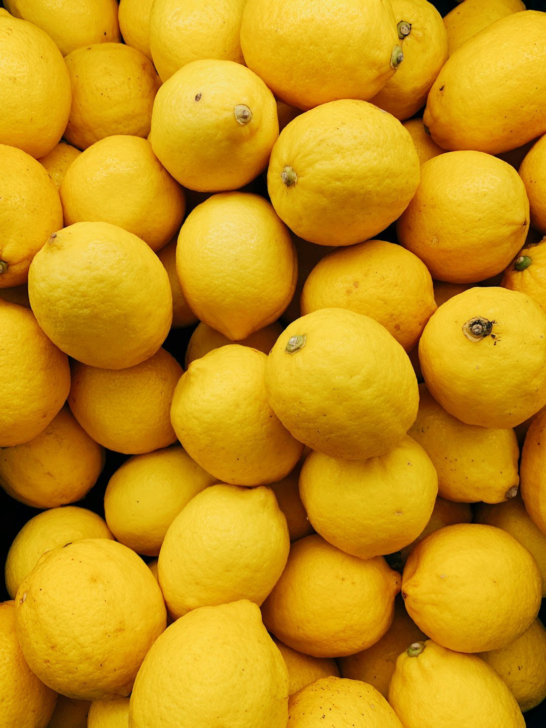 Limones frescos; fotografía de Thitiphum Koonjantuek, Unsplash