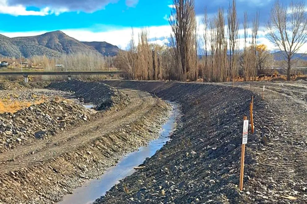 Obras de defensa costera sobre el río Curí Leuvú en Chos Malal