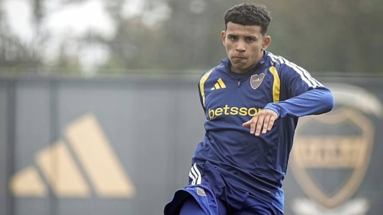 Leonel Flores durante un entrenamiento de Boca