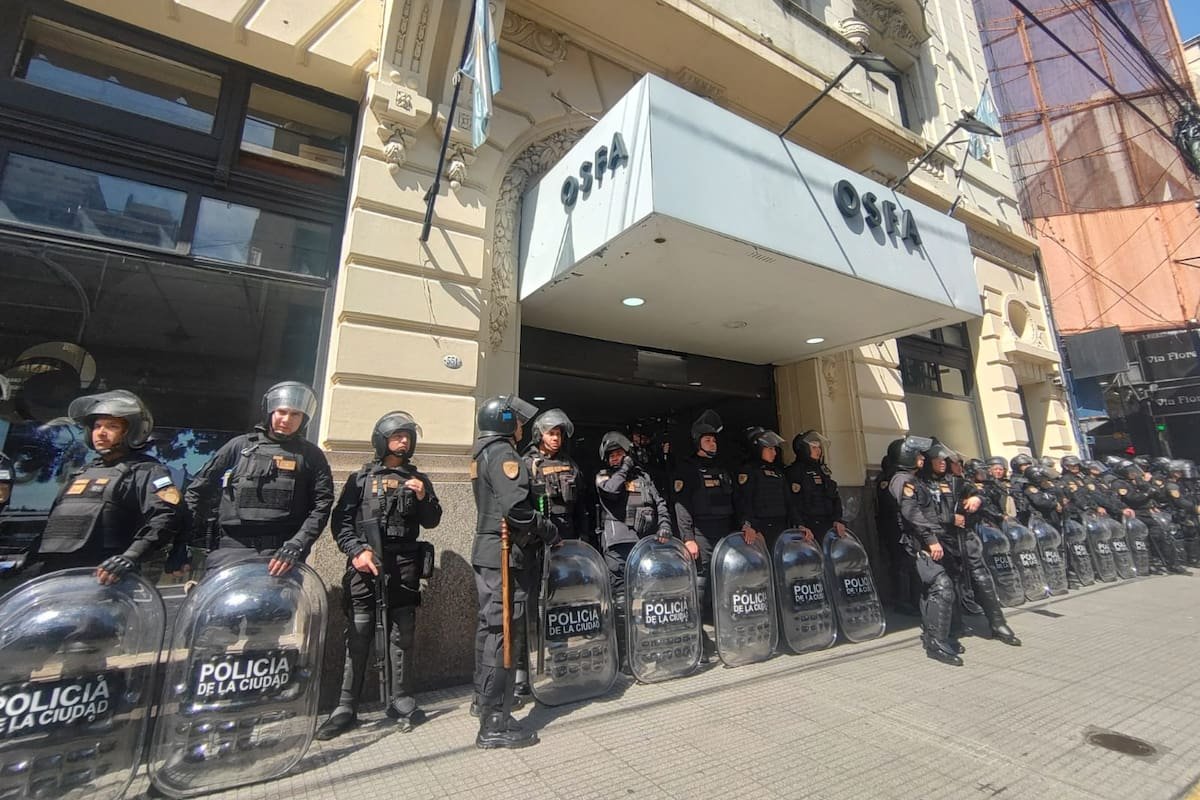 Reclamo frente a la sede de la obra social durante la reestructuración