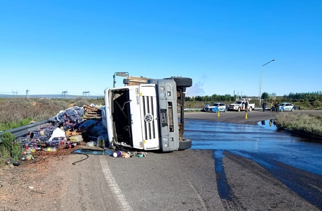 Radio del Este 8 0 Un camión volcó en la rotonda de Capex y obligó a cortar la Autovía Norte