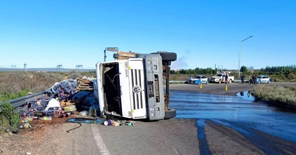 El camión volcado en la Autovía Norte y la carga esparcida