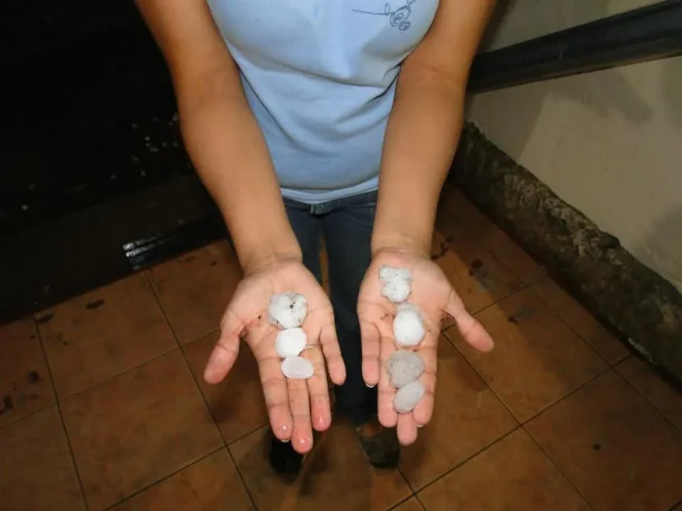 Temporal en Pilcaniyeu: media hora de lluvia y granizo dejó escuelas inundadas y clases suspendidas