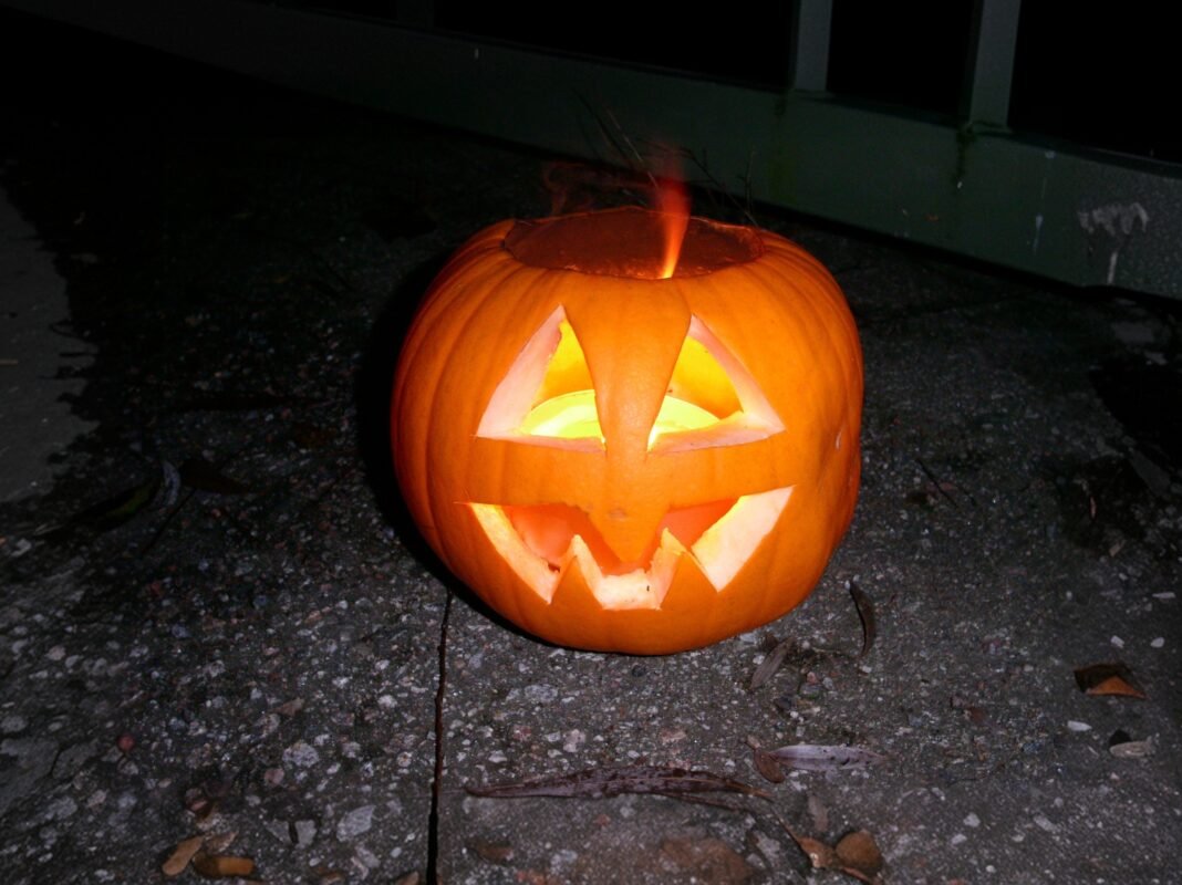 halloween-calabaza-portada Calabaza tallada e iluminada, uno de los símbolos de Halloween