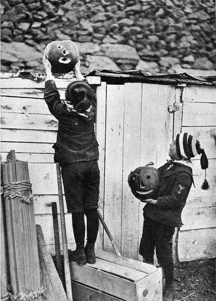 Dos niños disfrazados con calabazas talladas, en una fotografía publicada en 1919